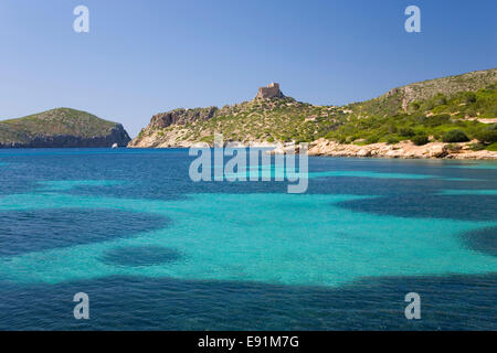 Insel Cabrera, Mallorca, Balearen, Spanien. Blick über die Bucht nach Schloss aus dem 14. Jahrhundert. Stockfoto