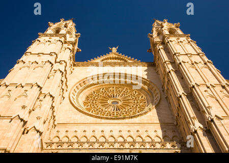 Palma De Mallorca, Mallorca, Balearen, Spanien. Westfassade der Kathedrale La Seu, von der Abendsonne beleuchtet. Stockfoto