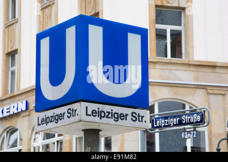 Frankfurt Am Main, Hessen, Deutschland. Melden Sie sich außerhalb der Leipziger Strasse U-Bahn Station, Stadtteil Bockenheim. Stockfoto