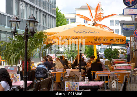 Frankfurt Am Main, Hessen, Deutschland. Bunte Straßencafé aus Leipziger Straße, Bockenheim Bezirk. Stockfoto