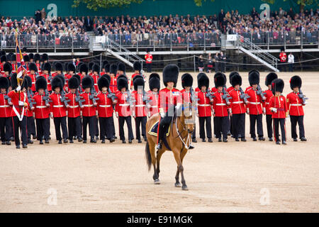 London, Greater London, England. Major der Parade Reiten vor Nr. 1 Guard bei der Oberst Review Zeremonie. Stockfoto