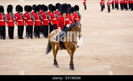 London, Greater London, England. Major der Parade Reiten vor Nr. 1 Guard bei der Oberst Review Zeremonie. Stockfoto