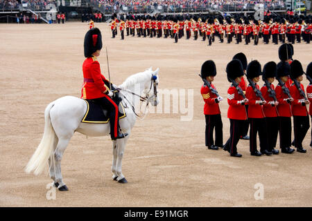 London, Greater London, England. Adjutant und Truppen der Division Haushalt auf der Parade bei der Oberst Review Zeremonie. Stockfoto