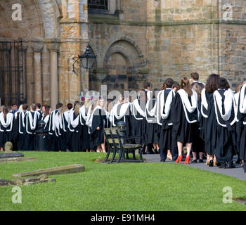 Durham County Durham, England. Universität Diplomanden Schlange, um die Kathedrale vor ihrer Abschlussfeier eingeben. Stockfoto