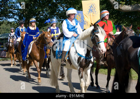 Herstmonceux, East Sussex, England. Parade am Mittelalterfest auf dem Gelände des Herstmonceux Castle montiert. Stockfoto