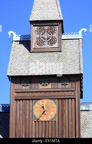 Nordischen Holz Kirche, Turm mit Uhr Stockfoto