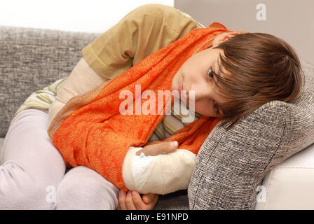 Junge mit gebrochenen arm Stockfoto