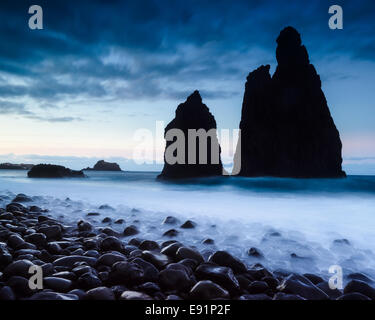 Zerklüftete Küsten Felsformationen in der Abenddämmerung. Stockfoto