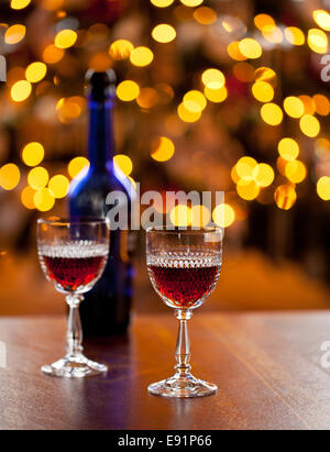 Sherry Gläser vor Weihnachtsbaum Stockfoto