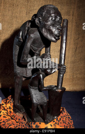 Afrikanische Kunstskulpturen aus Ebenholz Holzschnitzerei. Stockfoto