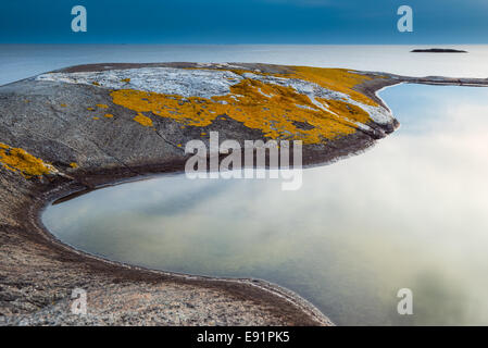 Glatte Ursuppe von bemoosten Felsen eingefasst Stockfoto