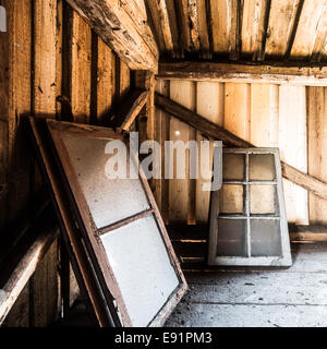 Schmutzige Fenster, die Verlegung in eine hölzerne Scheune Stockfoto