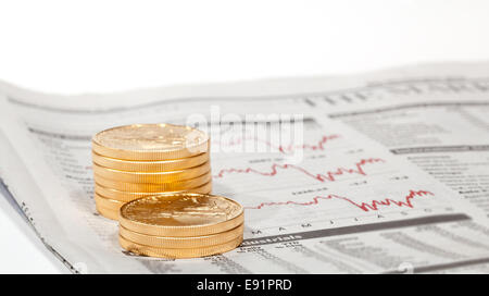 Golden Eagle-Münzen auf Zeitung Stockfoto