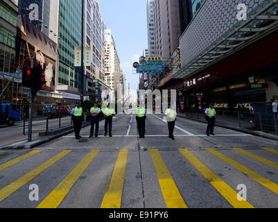 Hong Kong. 16. Oktober 2014.  Pro-demokratische Demonstranten blockieren Hauptstraßen in Mong Kok, Kowloon als Teil der Hong Kong ZivilMissachtung Bewegung, weithin als das Regenschirm-Revolution bezeichnet. Bildnachweis: Boaz Rottem/Alamy Live-Nachrichten Stockfoto