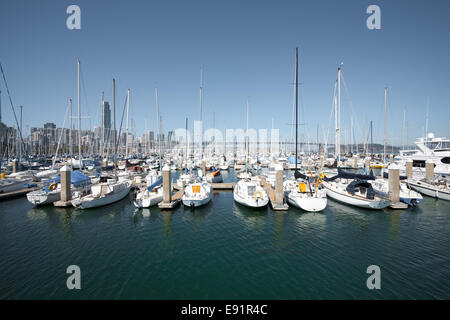 Segelboote vor Anker im Hafen Horizontal Stockfoto