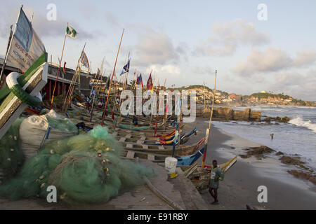 Fishermens Boote bei Cape Coast Beach Stockfoto