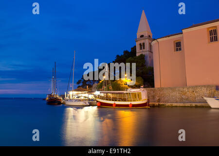 Stadt Veli Losinj-Kirche und Hafen Stockfoto