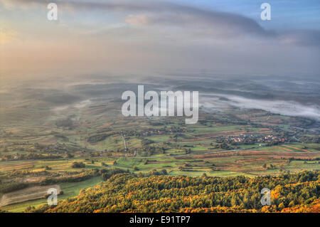 Morgen Landschaft - Nebel im Tal Stockfoto