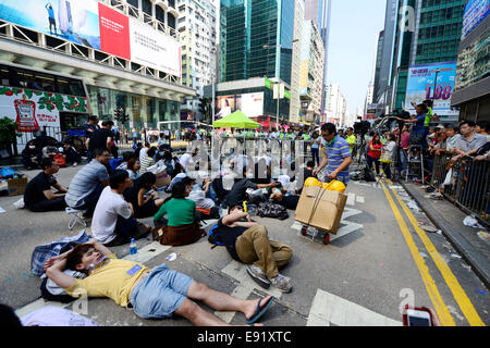 Hong Kong. 16. Oktober 2014.  Pro-demokratische Demonstranten blockieren Hauptstraßen in Mong Kok, Kowloon als Teil der Hong Kong ZivilMissachtung Bewegung, weithin als das Regenschirm-Revolution bezeichnet. Bildnachweis: Boaz Rottem/Alamy Live-Nachrichten Stockfoto