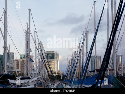 Die Innenstadt von Honolulu im Morgengrauen Ala Wai Hafen Stockfoto