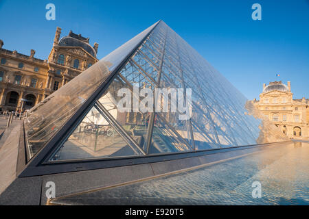 Louvre-Pyramide in der Nähe Stockfoto