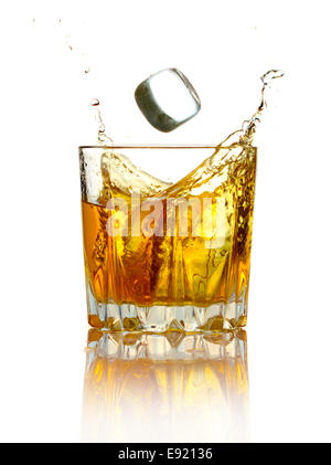 Splash in Glas Whisky und Eis isoliert Stockfoto