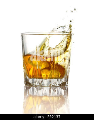 Splash in Glas Whisky und Eis isoliert Stockfoto