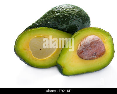 Avocado halbieren, vor weißem Hintergrund Stockfoto