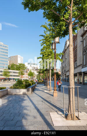 Am frühen Morgen, im Sommer entlang der Langen Reihe, auf der Nordseite des Alten Marktes, Nottingham, England, Großbritannien Stockfoto