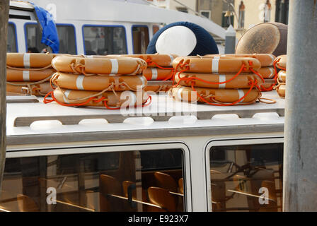 Stapel von Rettungsringe auf Boot Stockfoto