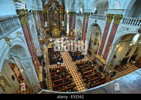 Der Trauerfeier der tschechischen Schauspieler, Dissidenten, war Unterzeichner der Menschenrechte Manifest Charta 77 und ehemaliger Burgtheater Pavel Landovsky in St. Ignatius von Loyola-Kirche in Prag, Tschechische Republik, am 17. Oktober 2014 statt. Landovsky starb im Alter von 78 am Freitag, 10. Oktober 2014. Landovsky war einer der populärsten tschechoslowakischen Schauspieler in den 1960er Jahren, spielte in vielen Filmen, wie die Oscar-prämierten scharf beobachtete Züge von Jiri Menzel von 1966. Er gehörte zu den ersten Unterzeichnern der Charta 77. Im Jahr 1978 zwangen die kommunistischen Behörden ihn zur Tschechoslowakei vertrieben. Landovsky waren in Stockfoto