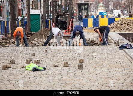 Arbeiter neu gepflasterten Straße in Brüssel Stockfoto