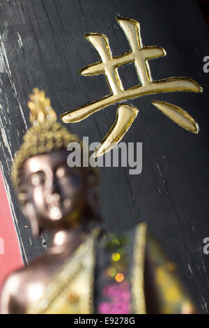 Chinesische Wort zusammen mit Buddha-statue Stockfoto