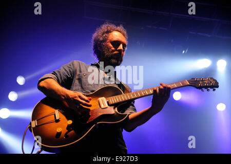 BARCELONA - Mai 16: Der Gitarrist von Mishima (Band aus Katalonien) ein Konzert im Razzmatazz Etappe am 16. Mai 2014. Stockfoto