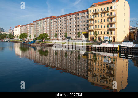 Spree und Reichstag in Berlin, Deutschland Stockfoto