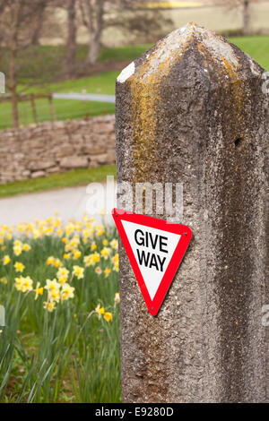 Wege-Schild auf alte steinerne Säule geben Stockfoto