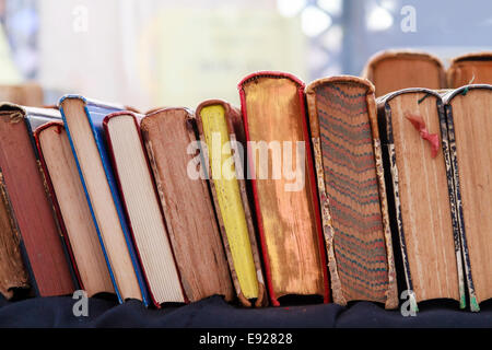 Gebrauchte Bücher, lehnte sich gegen einander in einer Straße Buchmarkt zu verkaufen Stockfoto