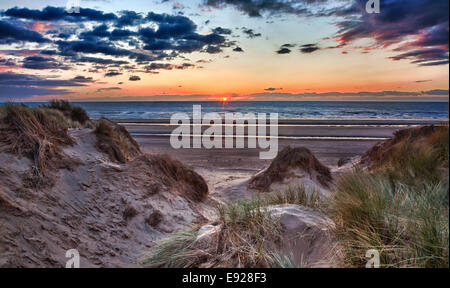 Sonnenuntergang über Formby Strand durch die Dünen Stockfoto