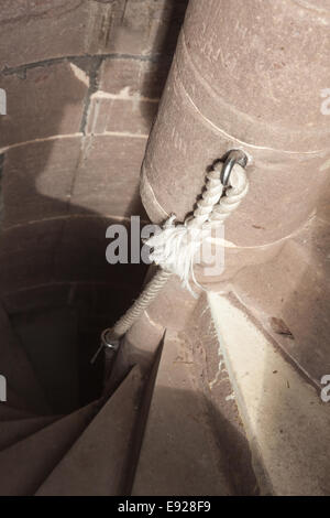 Steile Wendeltreppe im Turm der Kirche Stockfoto