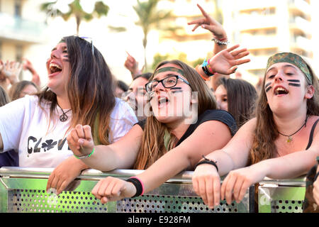 BARCELONA - 23 Mai: Mädchen aus dem Publikum vor der Bühne anfeuern ihrer Idole beim Primavera Pop Festival. Stockfoto