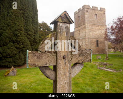 Alte hölzerne Kreuz in Stokesay Friedhof Stockfoto