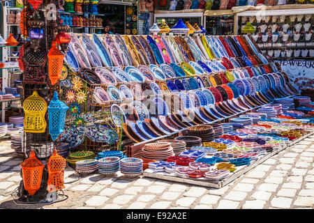 Souvenir tunesische Keramik angezeigt vor einem Geschäft in Port el Kantoui in Tunesien. Stockfoto