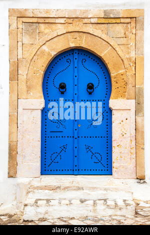 Eine typische blau, beschlagene Holztür in Sidi Bou Said, Tunesien. Stockfoto