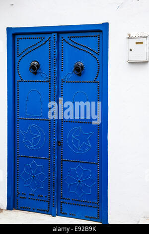 Eine typische blau, beschlagene Holztür in Sidi Bou Said, Tunesien. Stockfoto