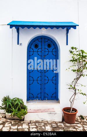 Eine typische blau, beschlagene Holztür in Sidi Bou Said, Tunesien. Stockfoto