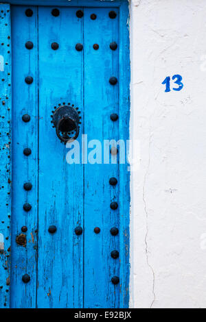Eine typische blau, beschlagene Holztür in Sidi Bou Said, Tunesien. Stockfoto