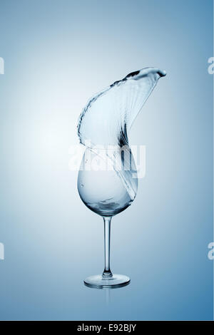 Spritzwasser im Weinglas. Stockfoto