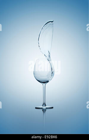 Spritzwasser im Weinglas. Stockfoto