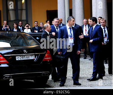Mailand, Italien. 17. Oktober 2014. Der russische Präsident Vladimir Putin (L, vorn) kommt für die Begegnung mit Italiens Premier Matteo Renzi in Mailand, Italien, 17. Oktober 2014. Italiens Premier Matteo Renzi traf sich mit mehreren Führern Freitagmorgen um die russisch-ukrainische Krise zu besprechen. Bildnachweis: Xu Nizhi/Xinhua/Alamy Live-Nachrichten Stockfoto
