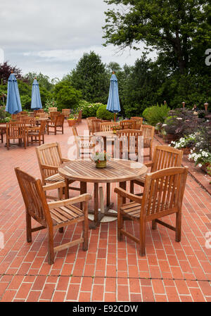 Teakholz Terrasse Tische und Stühle auf Ziegel deck Stockfoto